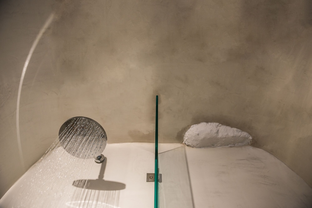 Cave Suite with indoor hot tub - Photo 3