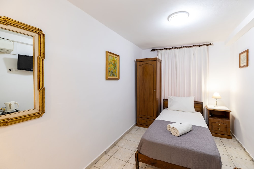 Single Room (Semi Basement) photo 3