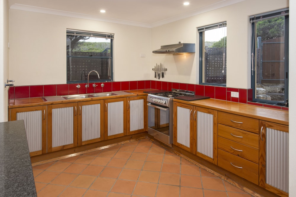 Family House, 3 Bedrooms, Beach View, Beachside photo 2