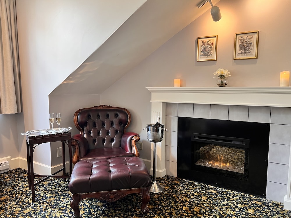 Traditional Queen Room upstairs photo 3