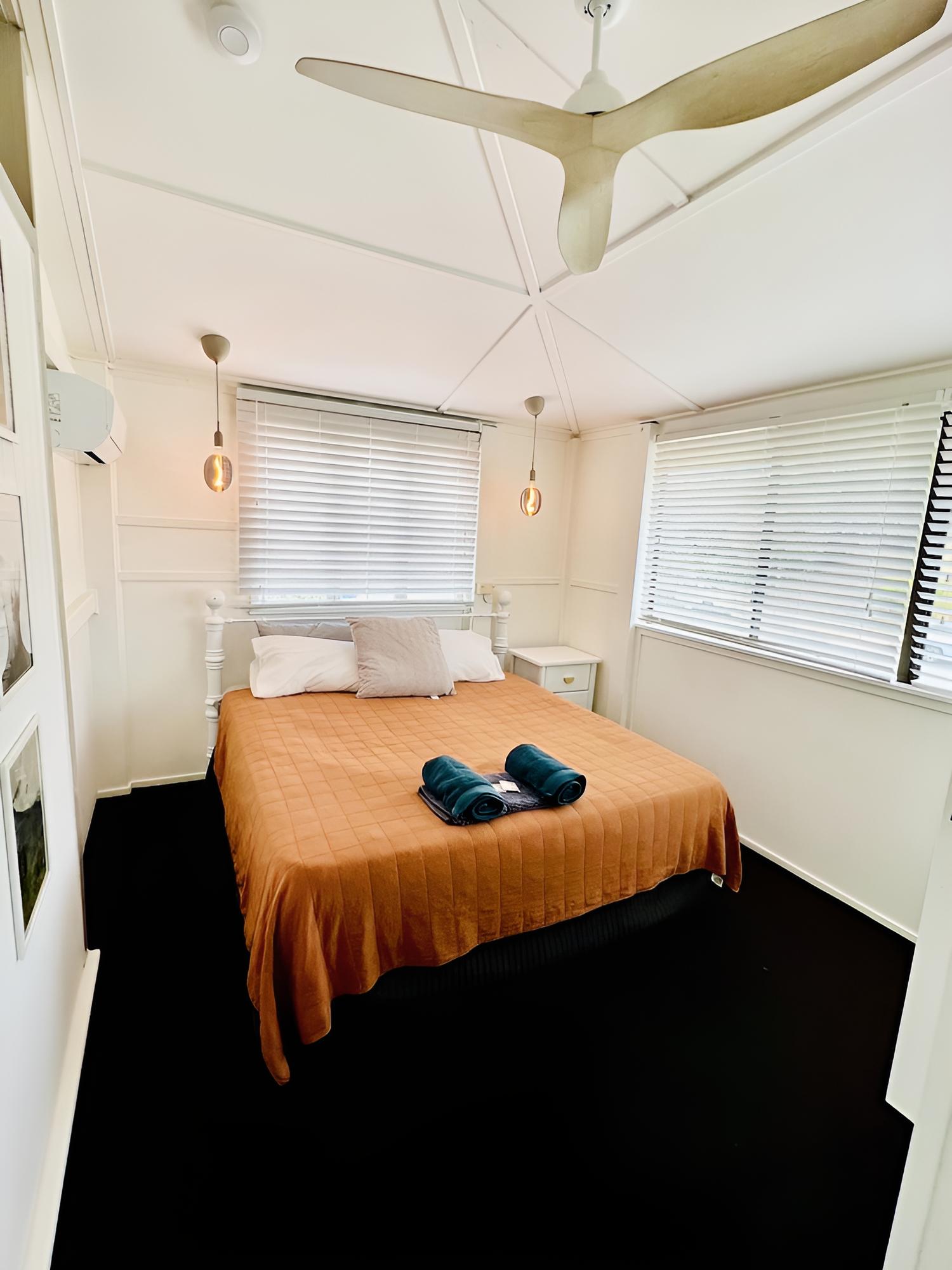 Deluxe Room, 1 King Bed, Non Smoking, Shared Bathroom photo 3