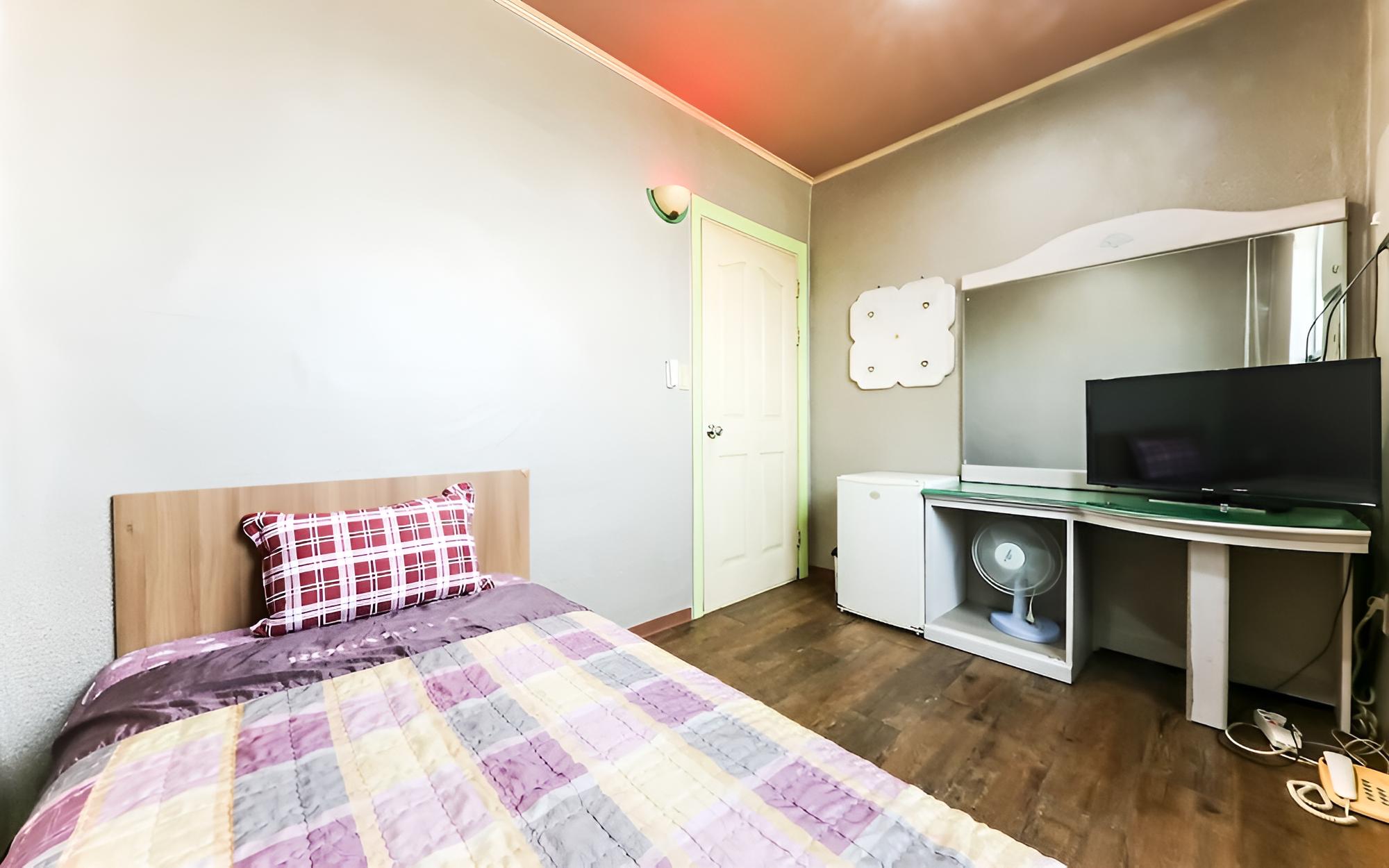 Room (Standard Room B (Single Room))