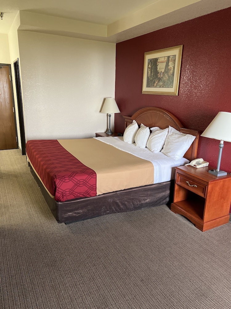 Basic Room 1 King Bed (Accessible) - Photo 1