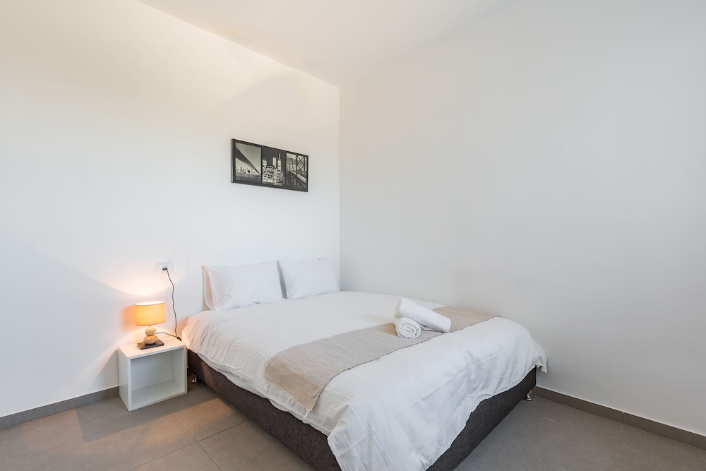 Luxury Apartment, 3 Bedrooms, Sea View, Beachside photo 2