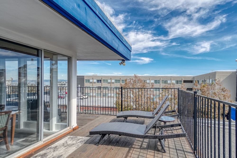 Luxury Penthouse, 2 Bedrooms, Kitchen, Partial Ocean View, photo 6