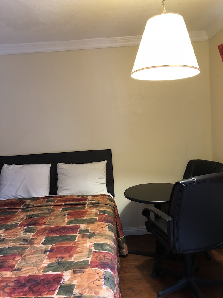 Room, 1 King Bed, Smoking photo 2