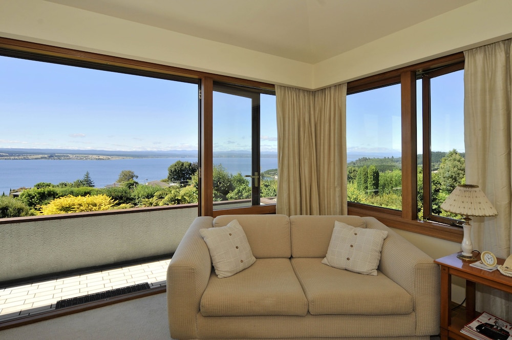 Lake Executive Suite photo 2
