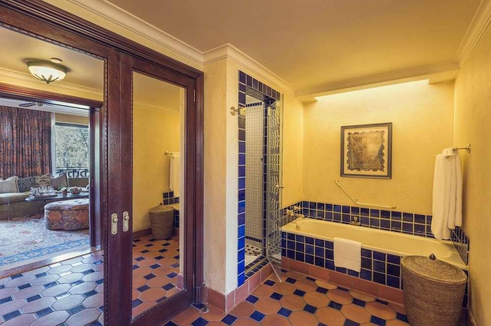 Superior Luxury Pool Facing Room photo 3