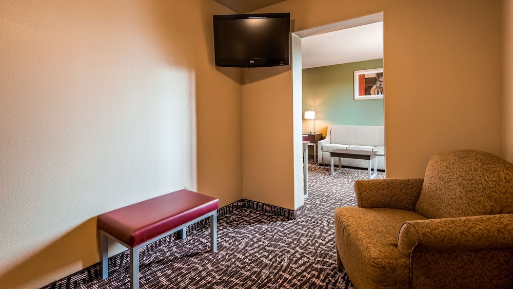 Suite, 1 King Bed, Non Smoking, Refrigerator & Microwave (with Sofabed) photo 3