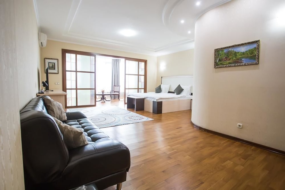 Luxury Room, 1 King Bed, Non Smoking, Mountain View photo 3