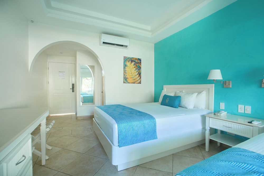Family Pool View Queen Beds - Photo 4
