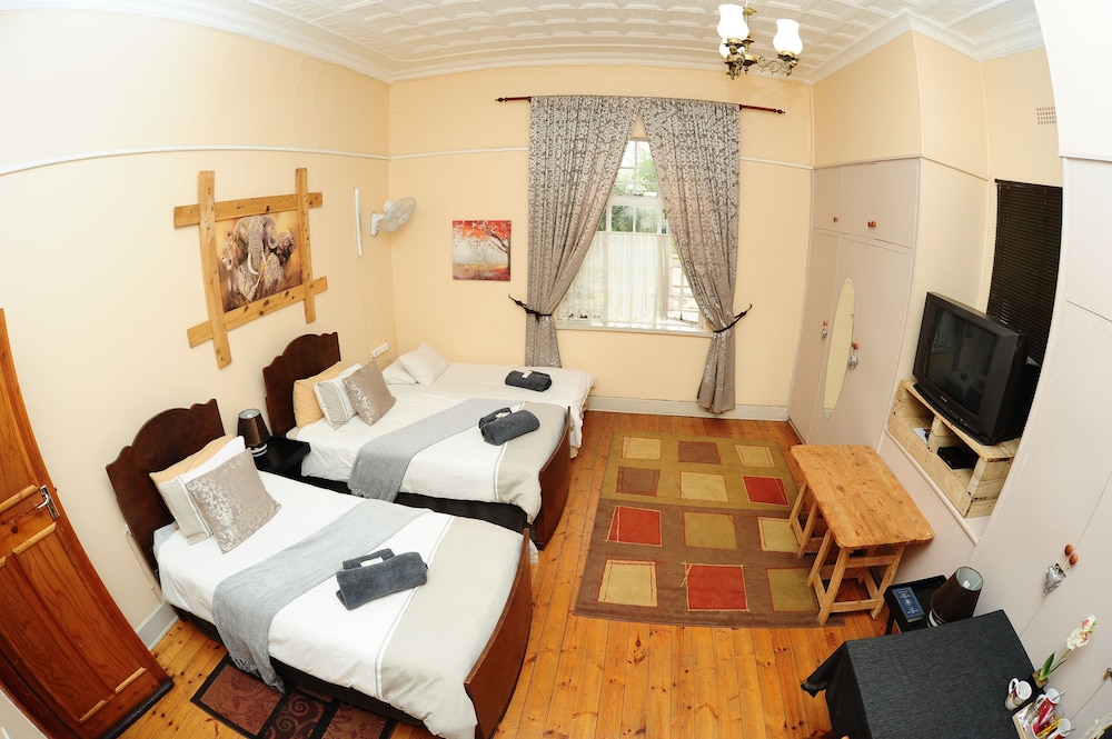 Room (1) photo 1