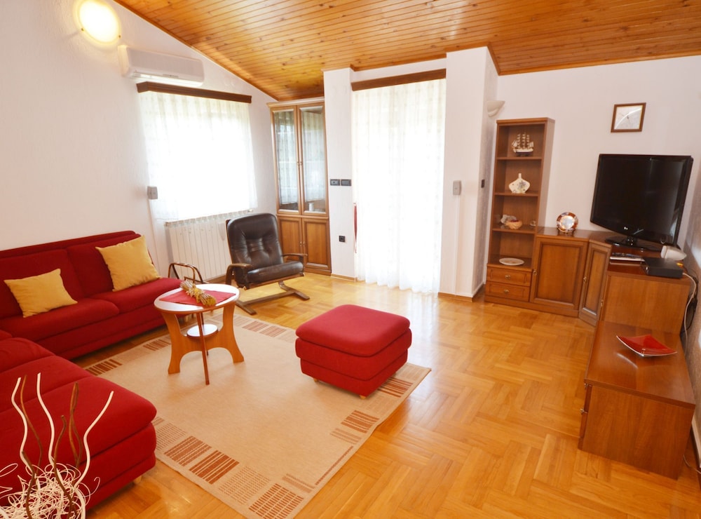 Apartment (Green Oasis Family Getaway)