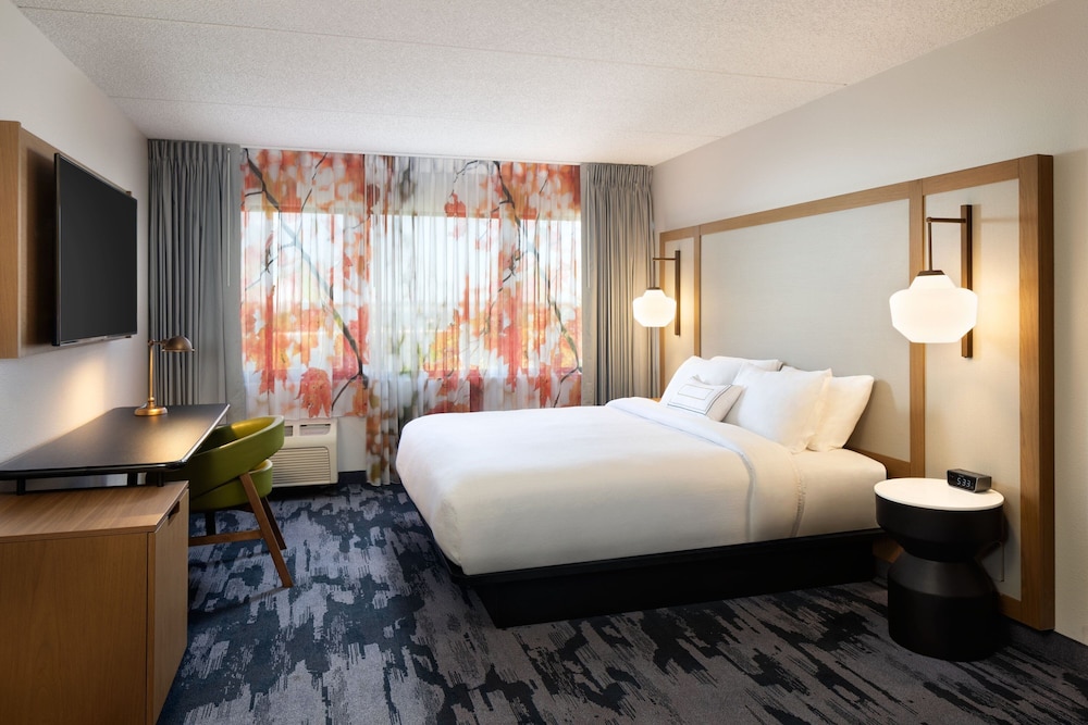 Room, 1 King Bed (Mobility Accessible, Roll-In Shower) - Photo 3
