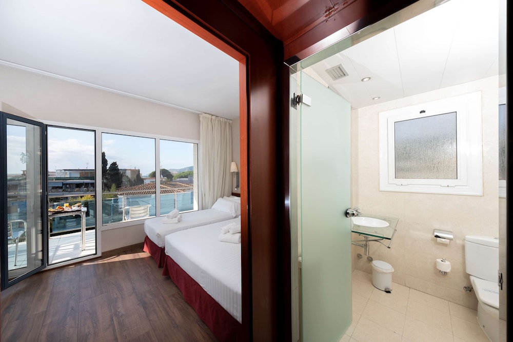 Family Room, Multiple Beds, Non Smoking, Terrace photo 2