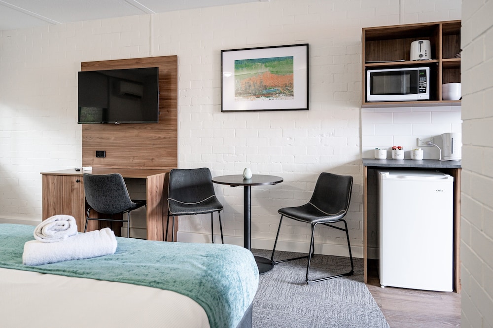 Standard Suite, 1 Bedroom, Non Smoking (Queen/Single) photo 3