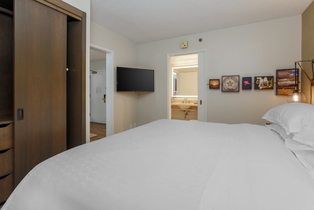 Suite, 1 Queen Bed with Sofa bed (Mobility Accessible, Roll-In Shower) - Photo 1