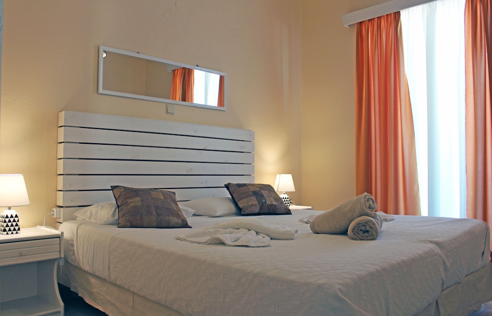 Apartment, 1 Bedroom, Kitchenette (Street Side) photo 1