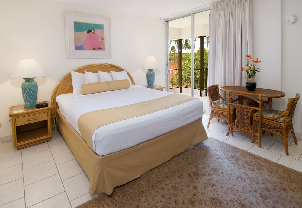 Hotel Room - Photo 3