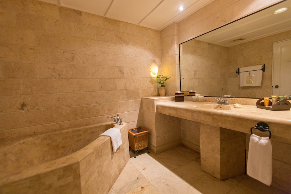 Upper-Level Beachside Room - Photo 3