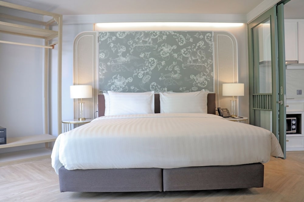 Quarter One-Bedroom Suite with Balcony, King Bed photo 2