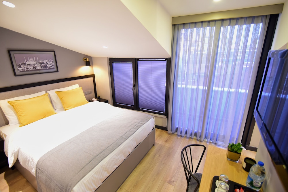 Double Room with Balcony - No Elevator (4th Floor) photo 2