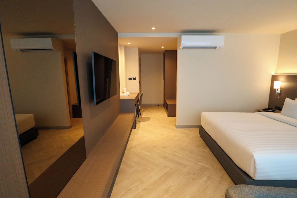 Deluxe Double Room, City View - Photo 9