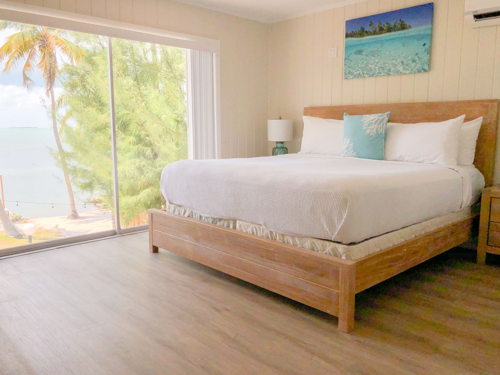 Standard Room, 1 King Bed, Bay View (Upstairs) photo 3