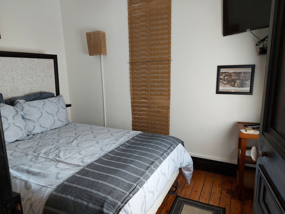 Classic Double Room, Non Smoking, Courtyard View photo 2