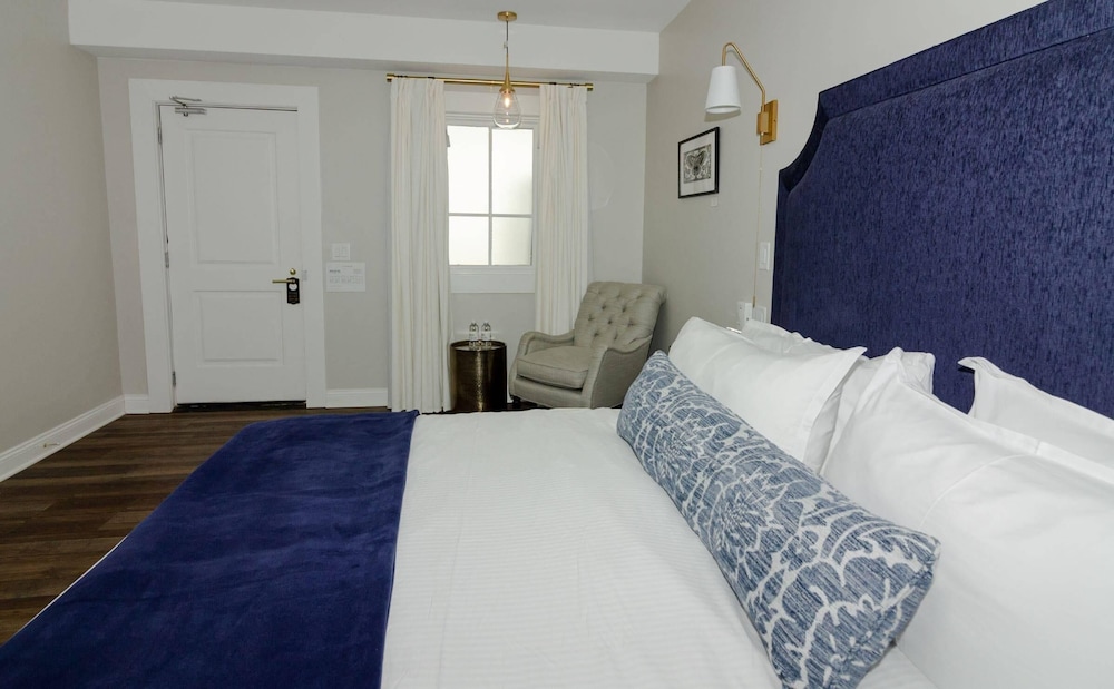 Room, 1 King Bed, Mobility Accessible, Non Smoking - Photo 5