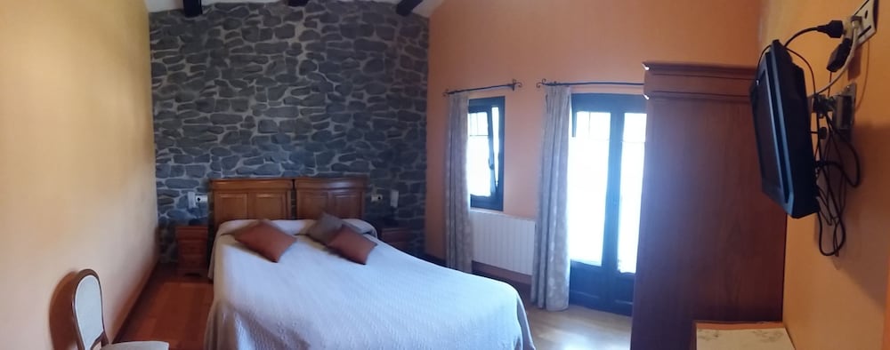 House, 6 Bedrooms photo 2