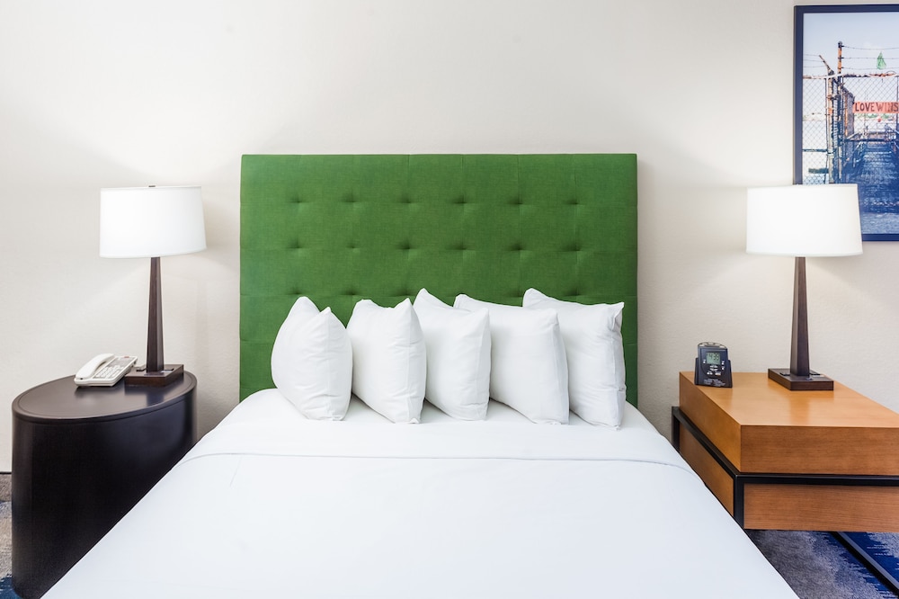 Suite, 1 Queen Bed with Sofa bed, Bathtub photo 3