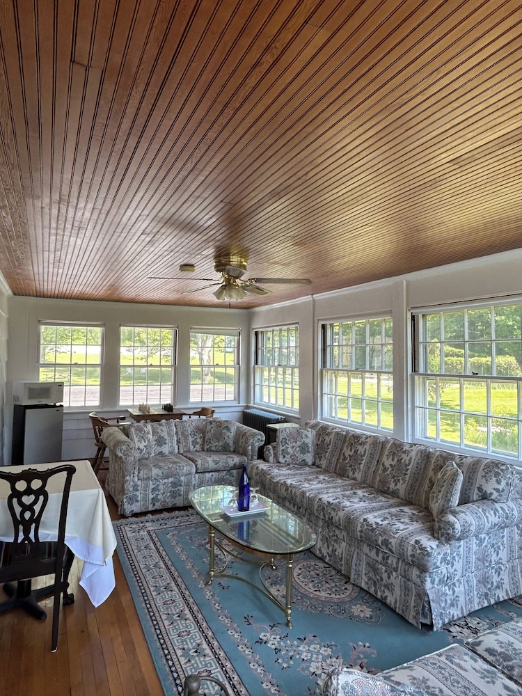 M2 Deluxe Suite photo 2