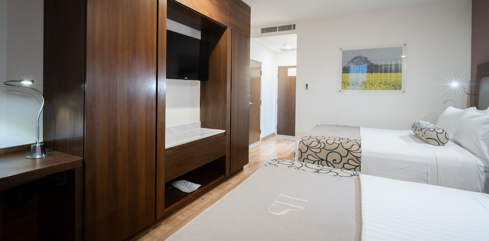 Standard Double Room, 2 Queen Beds photo 2