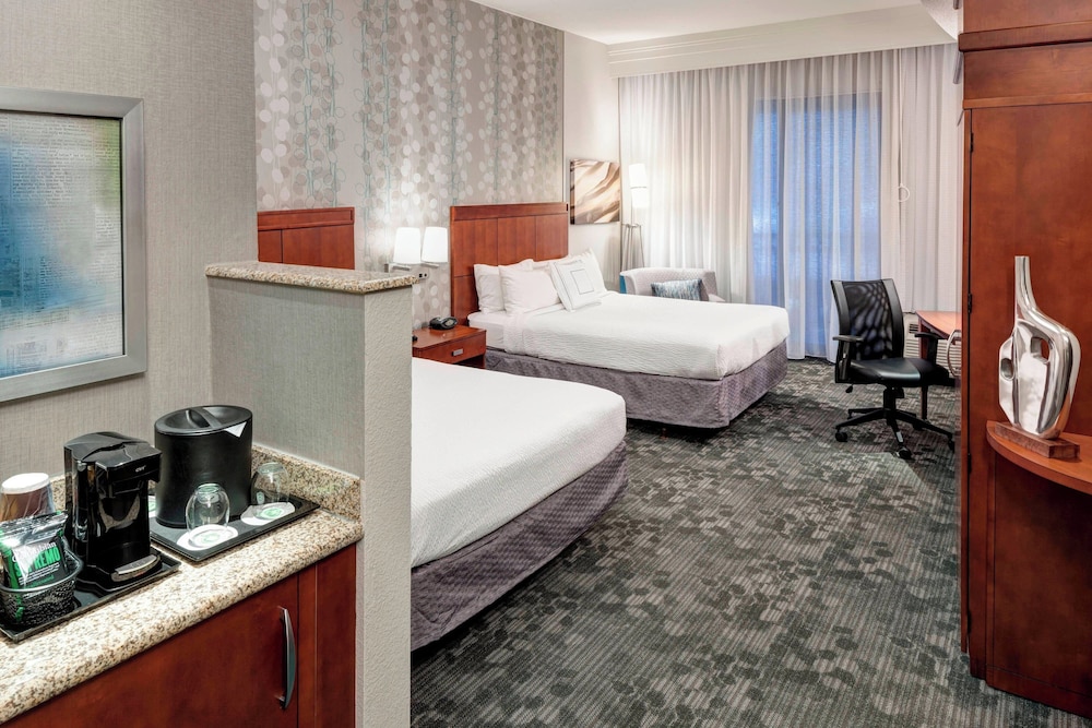 Room, 2 Queen Beds (Mobility Accessible, Tub) - Photo 3