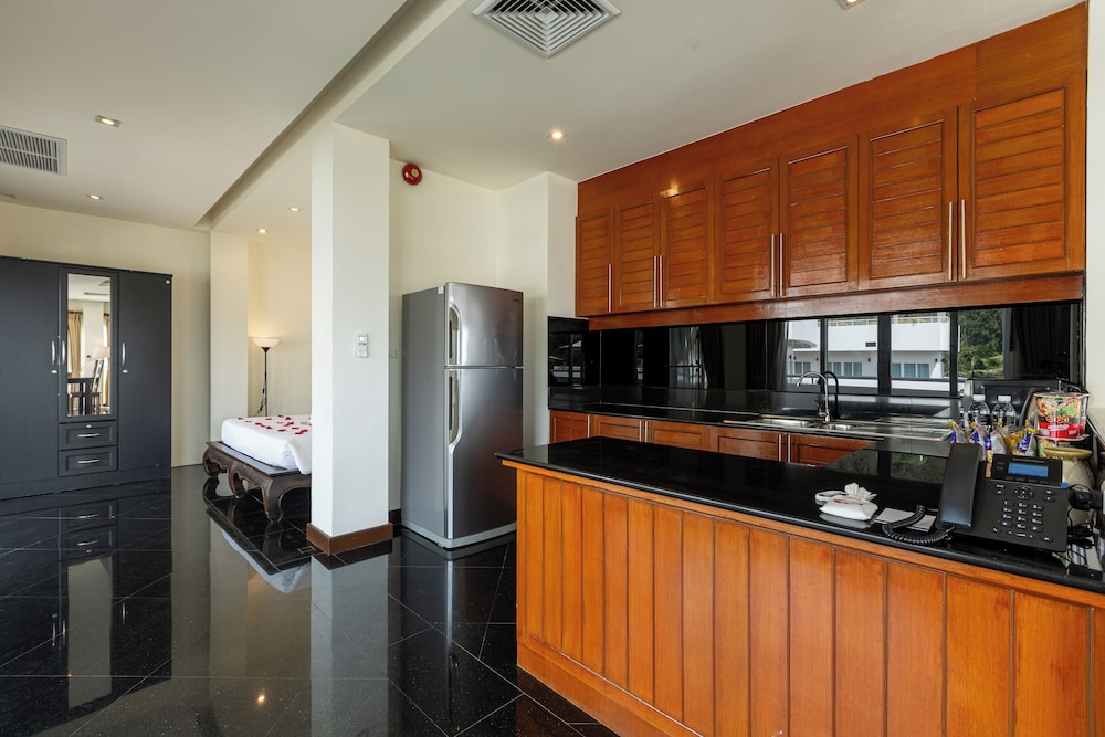 One Bedroom Penthouse Suite with Rooftop Jacuzzi - Photo 7