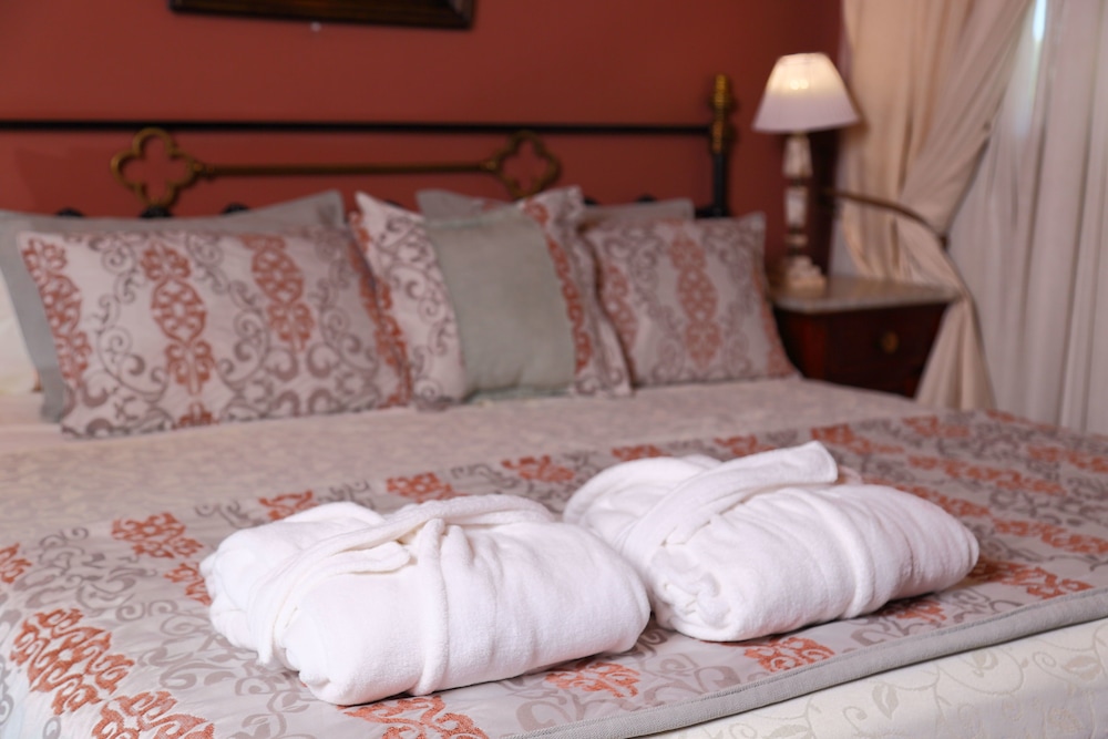 Junior Suite, Pool Access, Mountain View