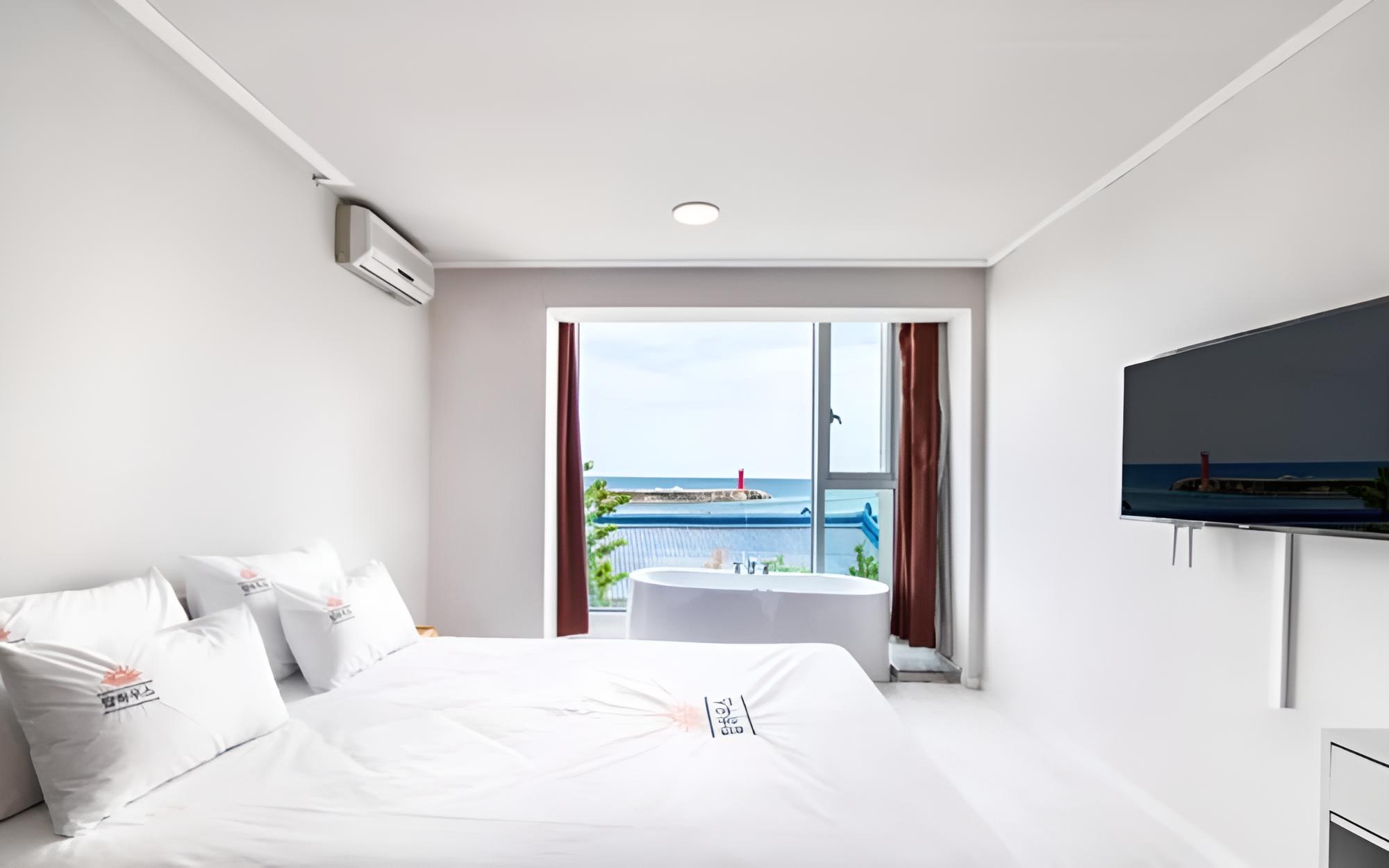 Room (201 Spa ocean view (Netflix bath salt) photo 1