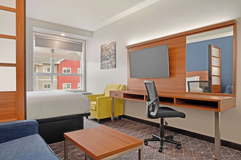 Room, Kitchenette (1 Queen Bed, 1-Person Sofabed) - Photo 1