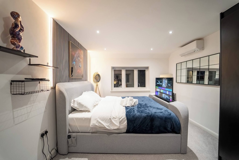 House, 3 Bedrooms, Balcony photo 2