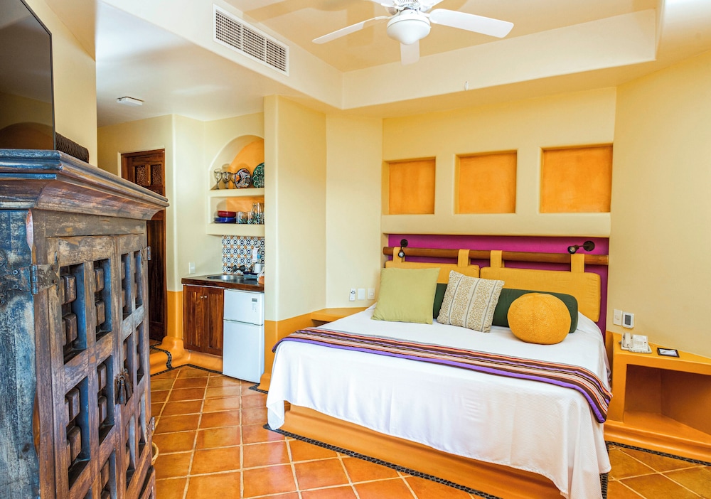 1 BEDROOM KING SUITE WITH BALCONY - Photo 2