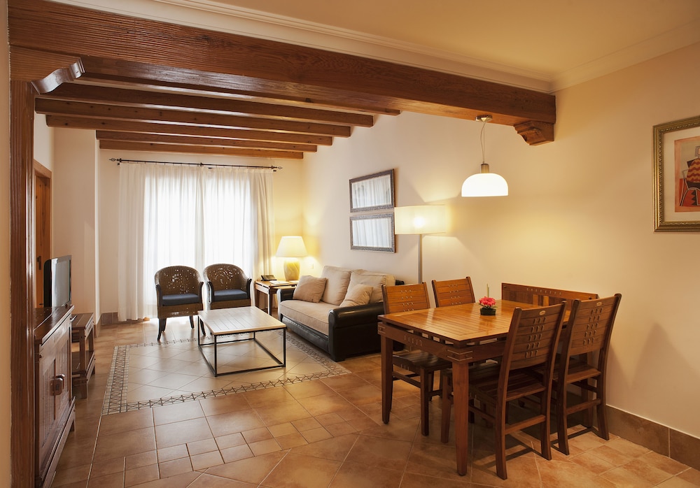 Royal Kiko Suite (3 Adults And 1 Child) photo 2