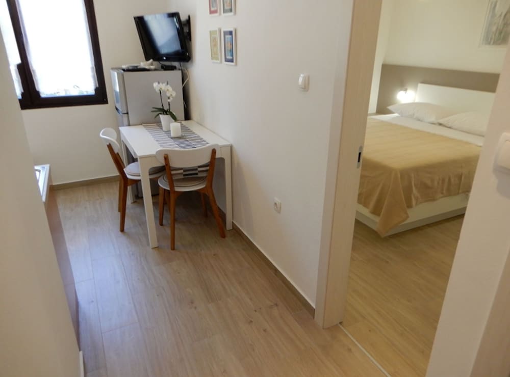 Studio (Classic Studio Apartment with Balcony)