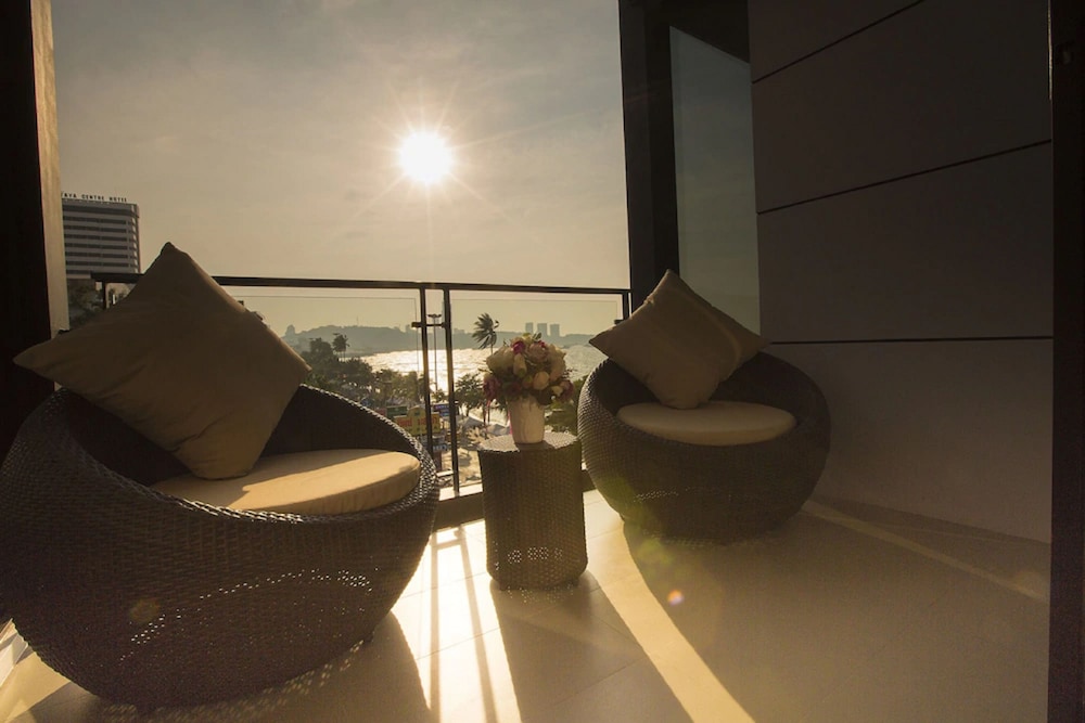 Deluxe Side Sea View thumbnail 6