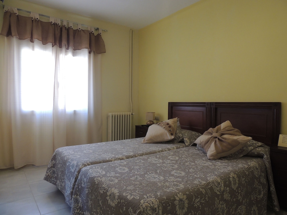 Basic Double Room, 2 Twin Beds photo 2