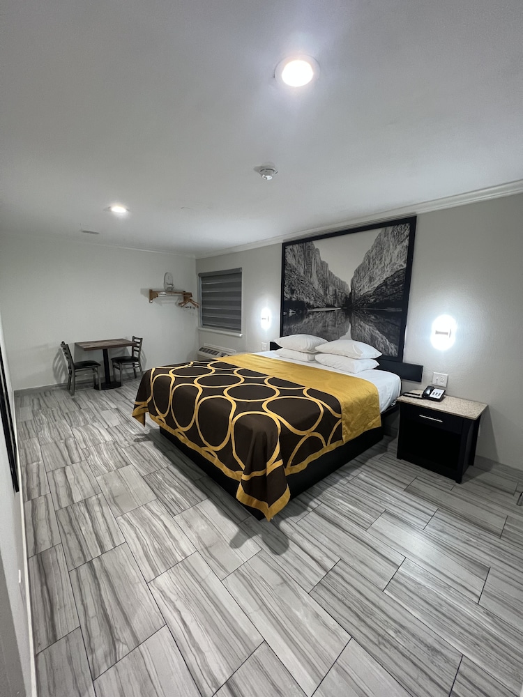 Suite (1 King and 1 Queen bed) - Photo 3