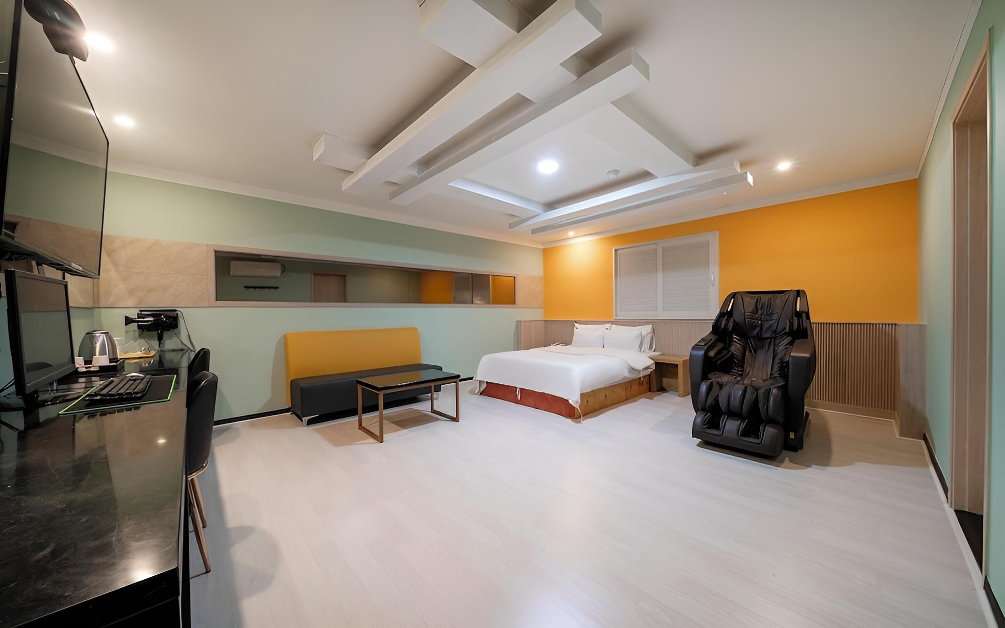 Room (VIP (Netflix available massage chair))