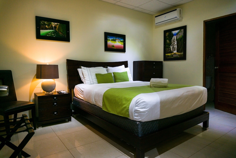 Standard/ Queen Rooms