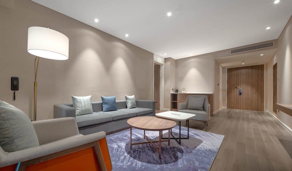 Suite, 1 Bedroom - Photo 2