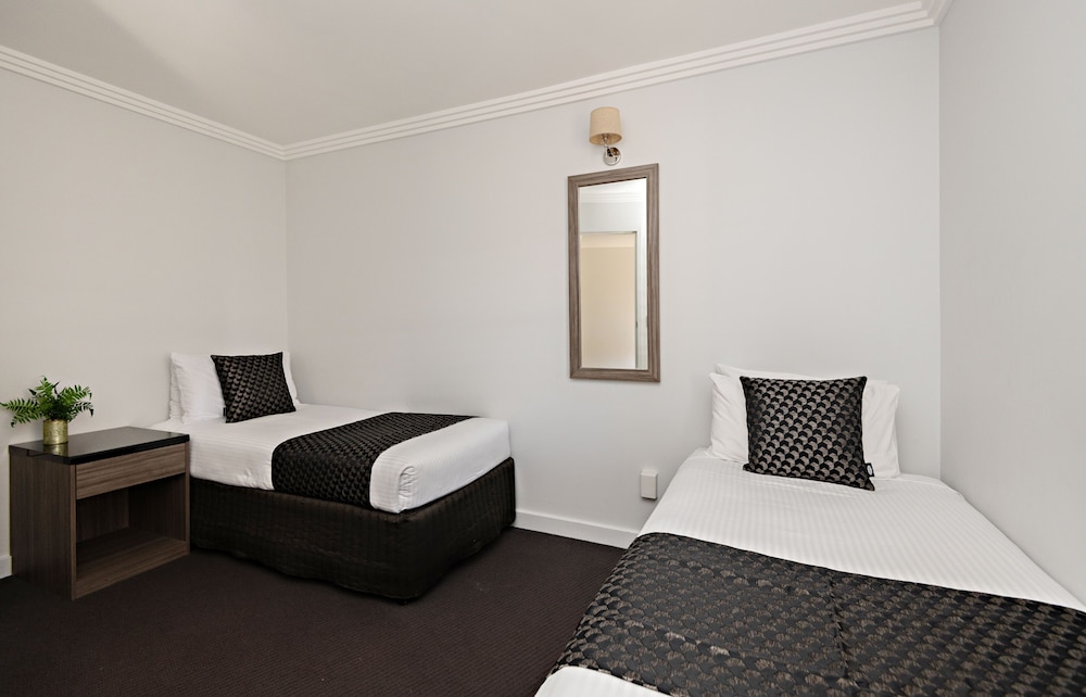 Junior Suite, 2 Bedrooms, Jetted Tub, Garden View, Free Wi-Fi & Parking photo 3